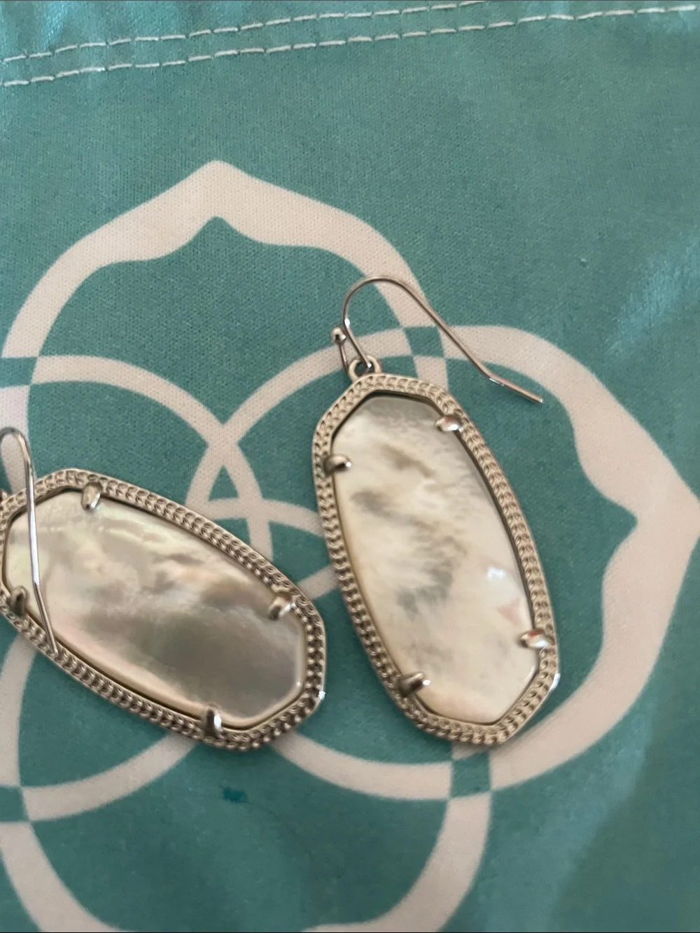 Kendra Scott Elles: morher of pearl with silver frame EUC